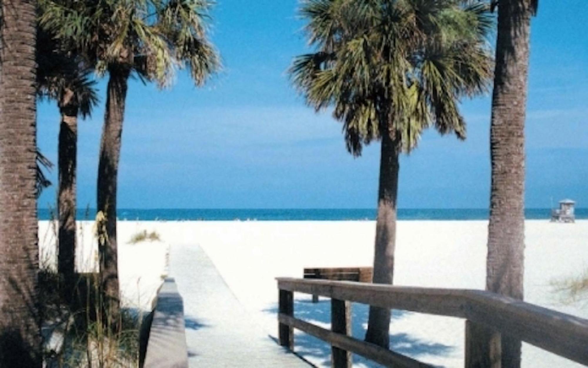Affordable Two Bedroom Tropical Condo - Private Beach, Pools, Hot Tub Sint-Petersburg Buitenkant foto
