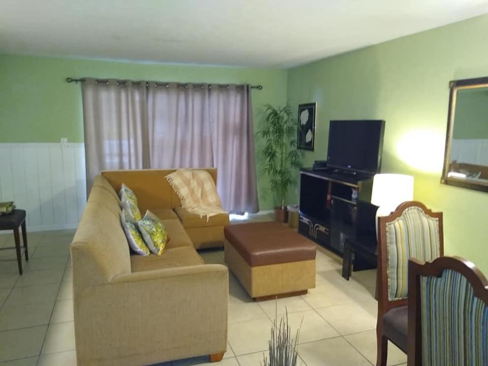 Affordable Two Bedroom Tropical Condo - Private Beach, Pools, Hot Tub Sint-Petersburg Buitenkant foto
