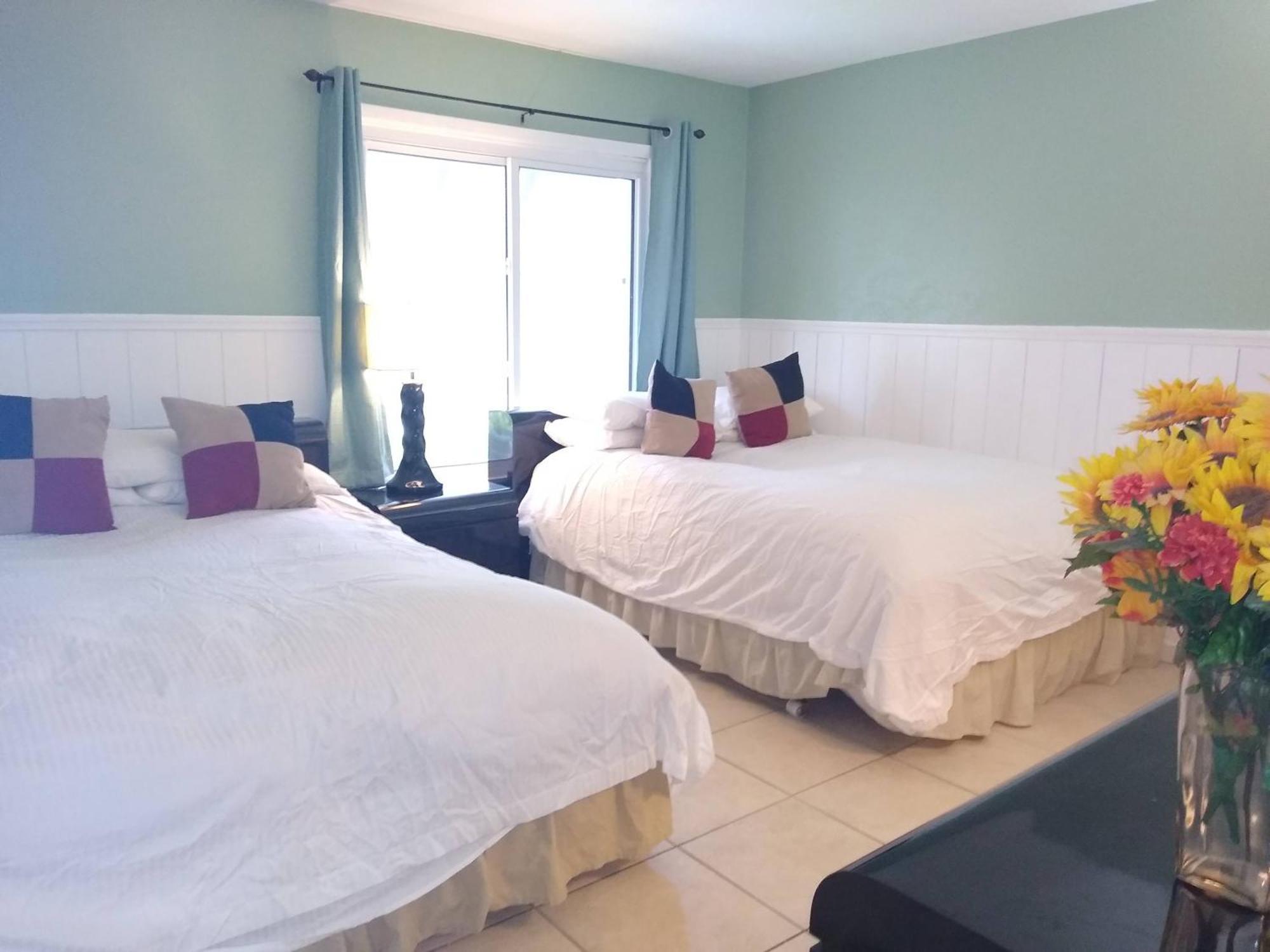 Affordable Two Bedroom Tropical Condo - Private Beach, Pools, Hot Tub Sint-Petersburg Buitenkant foto