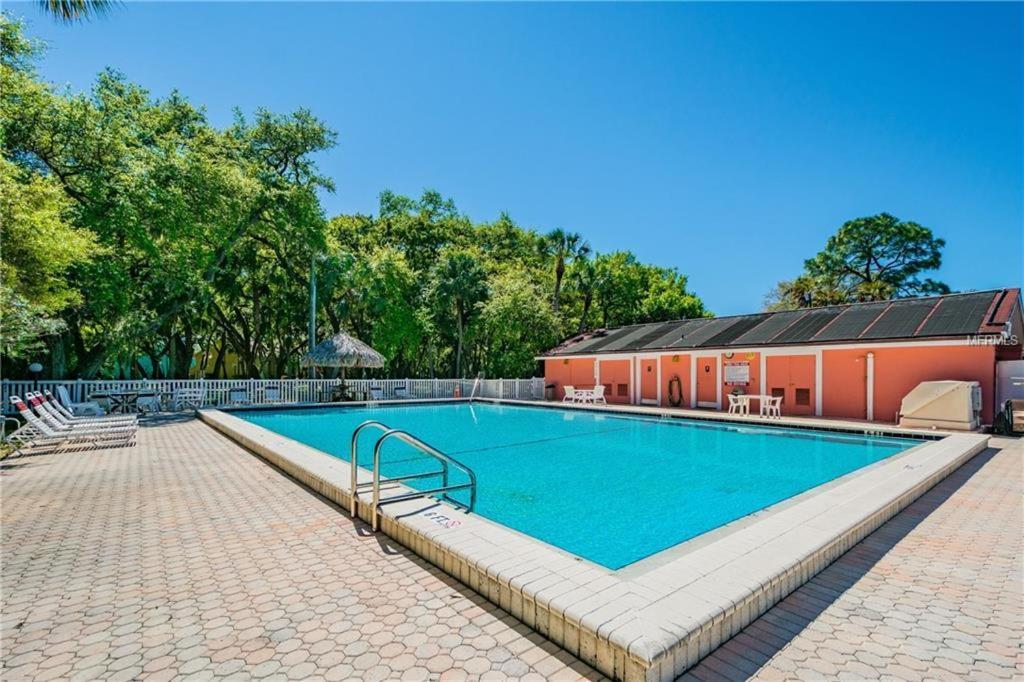 Affordable Two Bedroom Tropical Condo - Private Beach, Pools, Hot Tub Sint-Petersburg Buitenkant foto