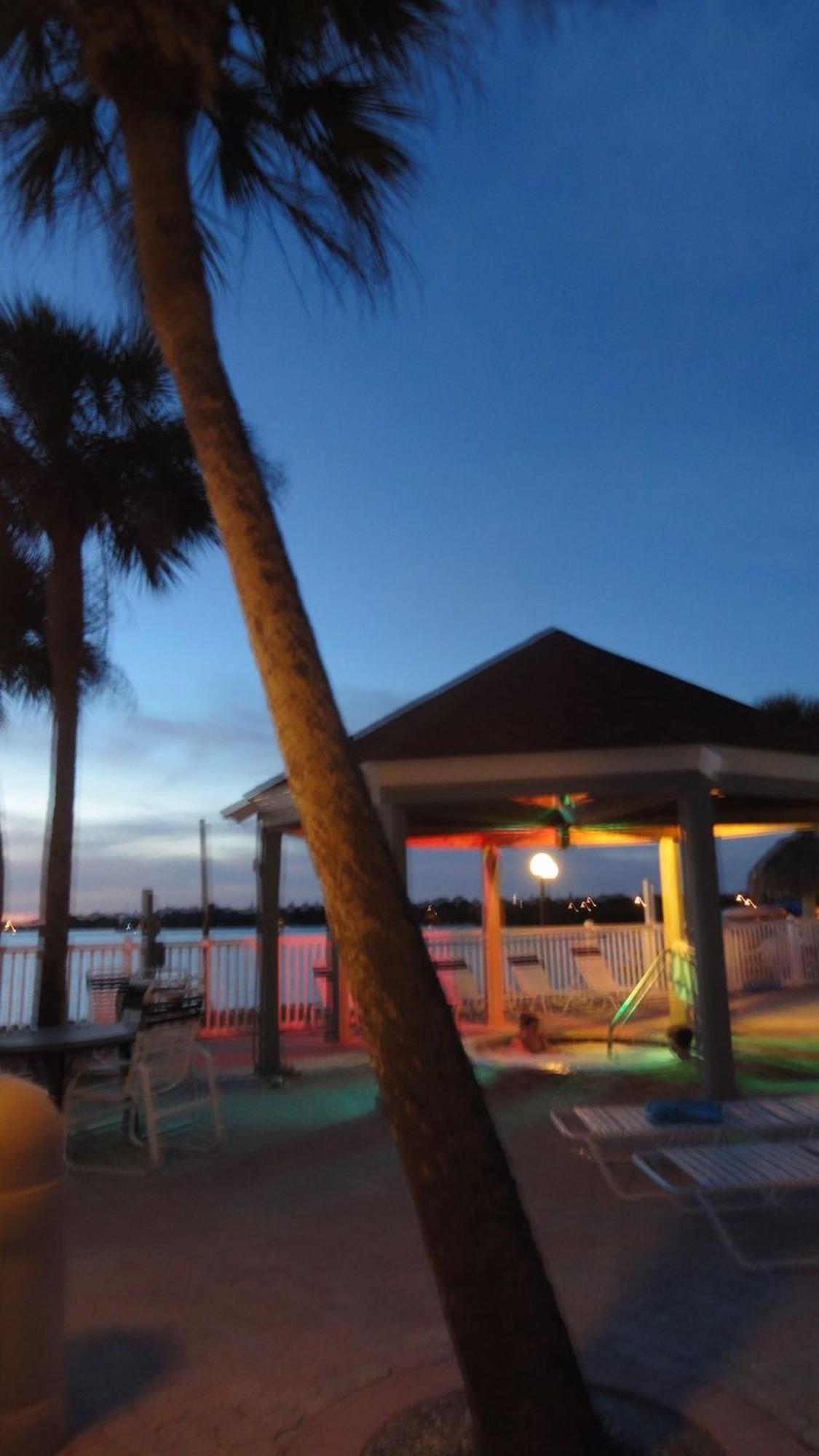 Affordable Two Bedroom Tropical Condo - Private Beach, Pools, Hot Tub Sint-Petersburg Buitenkant foto