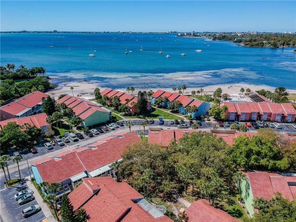 Affordable Two Bedroom Tropical Condo - Private Beach, Pools, Hot Tub Sint-Petersburg Buitenkant foto