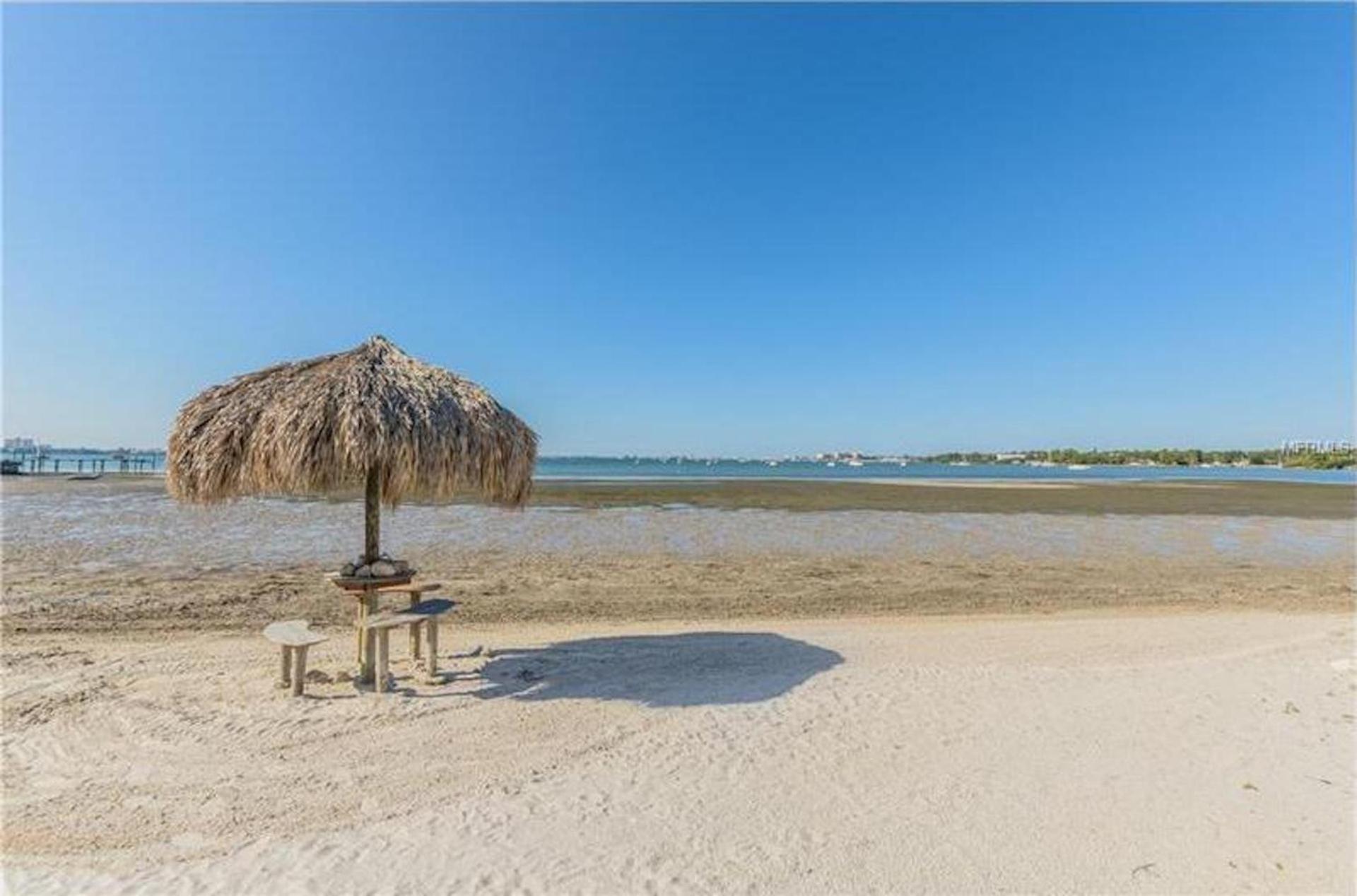 Affordable Two Bedroom Tropical Condo - Private Beach, Pools, Hot Tub Sint-Petersburg Buitenkant foto