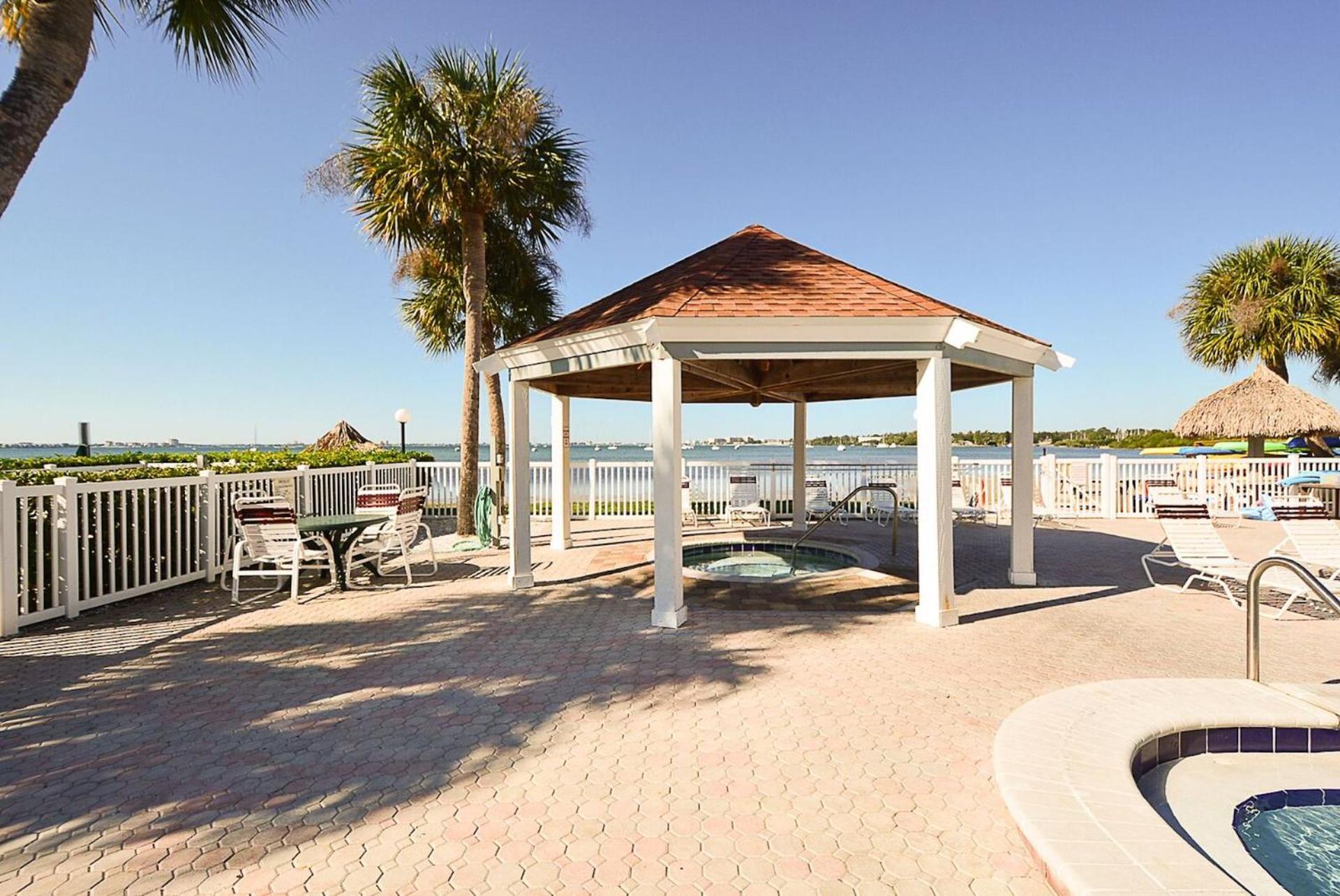 Affordable Two Bedroom Tropical Condo - Private Beach, Pools, Hot Tub Sint-Petersburg Buitenkant foto