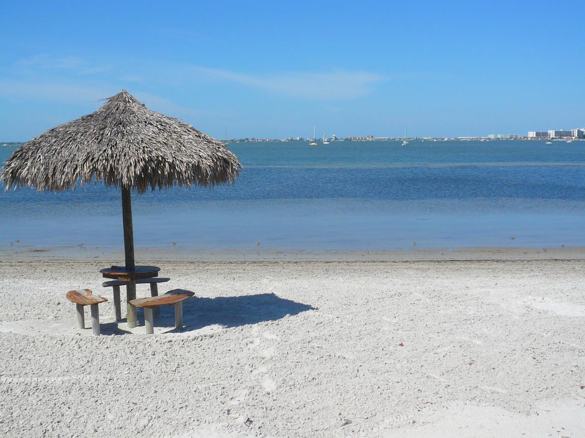 Affordable Two Bedroom Tropical Condo - Private Beach, Pools, Hot Tub Sint-Petersburg Buitenkant foto