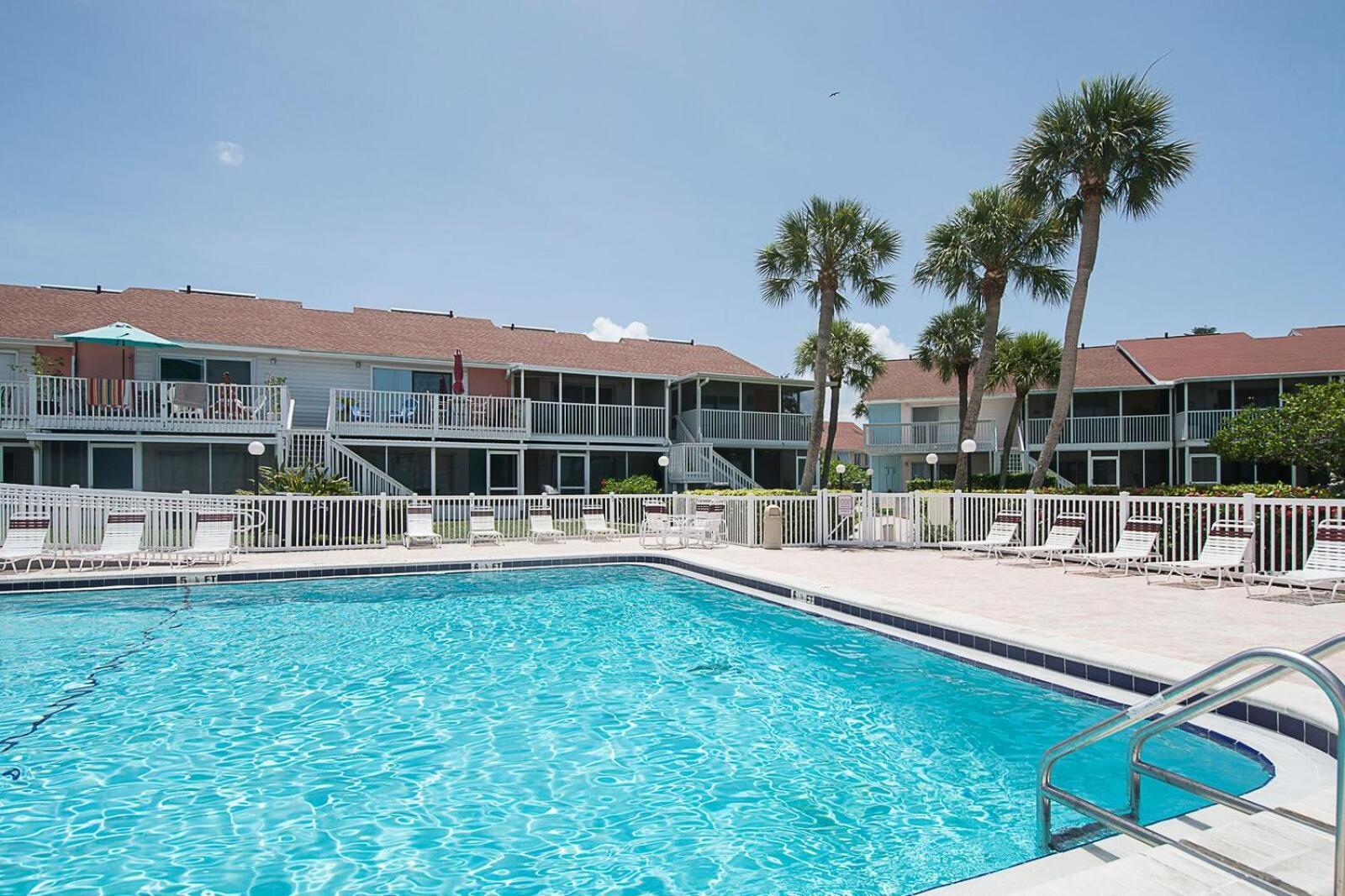 Affordable Two Bedroom Tropical Condo - Private Beach, Pools, Hot Tub Sint-Petersburg Buitenkant foto