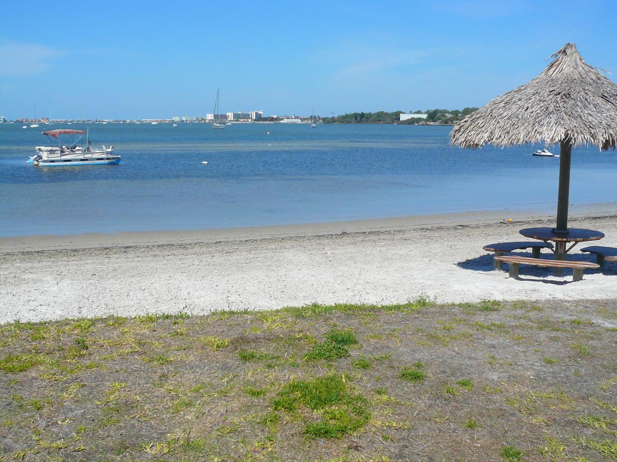 Affordable Two Bedroom Tropical Condo - Private Beach, Pools, Hot Tub Sint-Petersburg Buitenkant foto