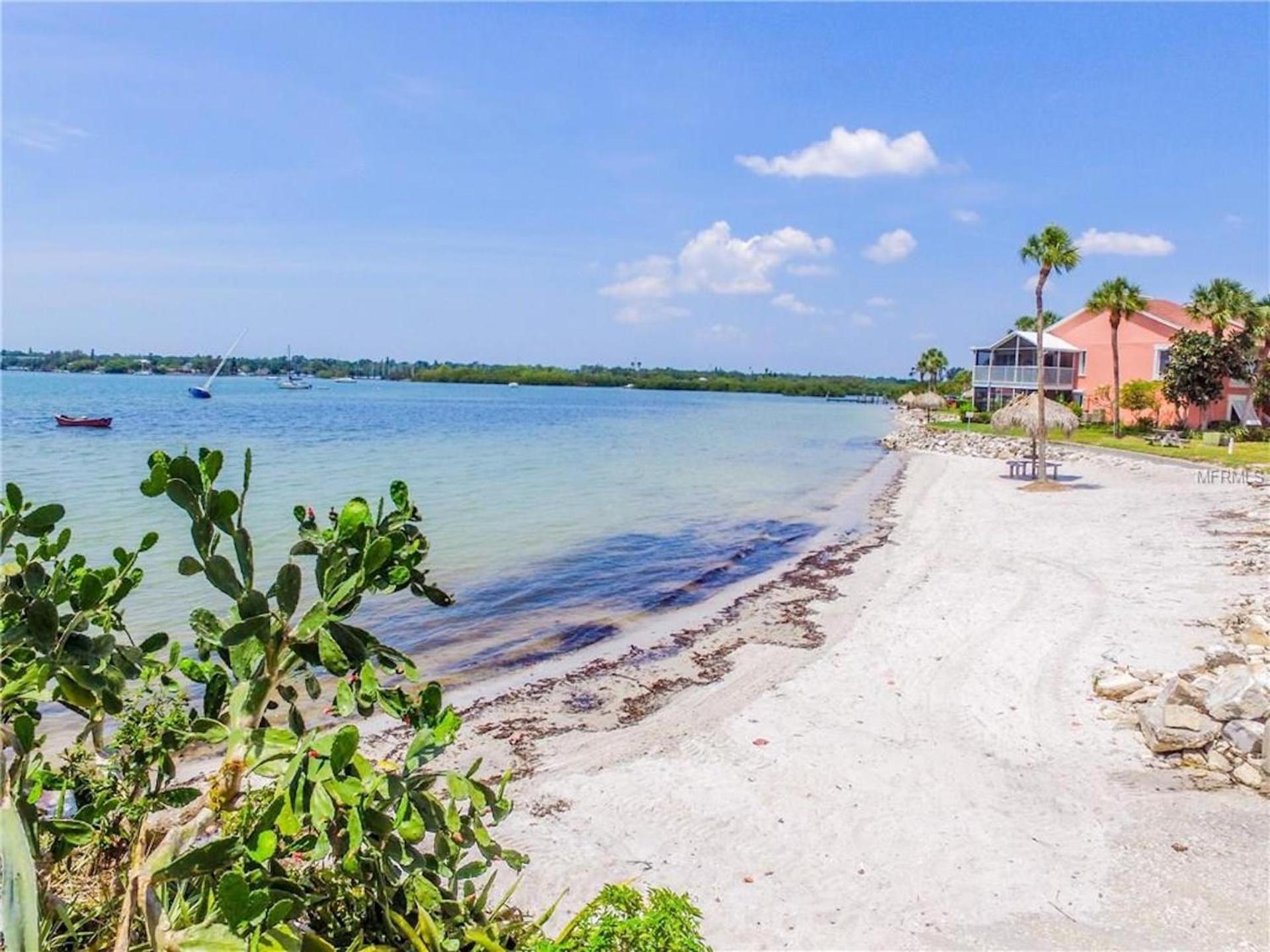 Affordable Two Bedroom Tropical Condo - Private Beach, Pools, Hot Tub Sint-Petersburg Buitenkant foto