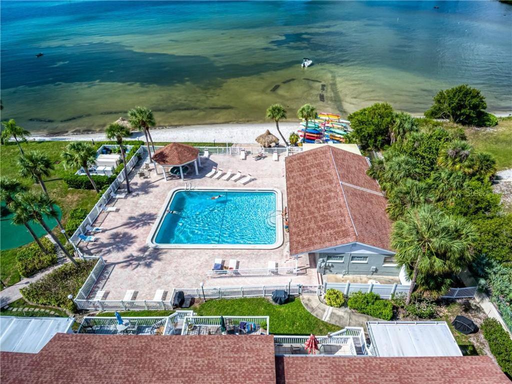 Affordable Two Bedroom Tropical Condo - Private Beach, Pools, Hot Tub Sint-Petersburg Buitenkant foto