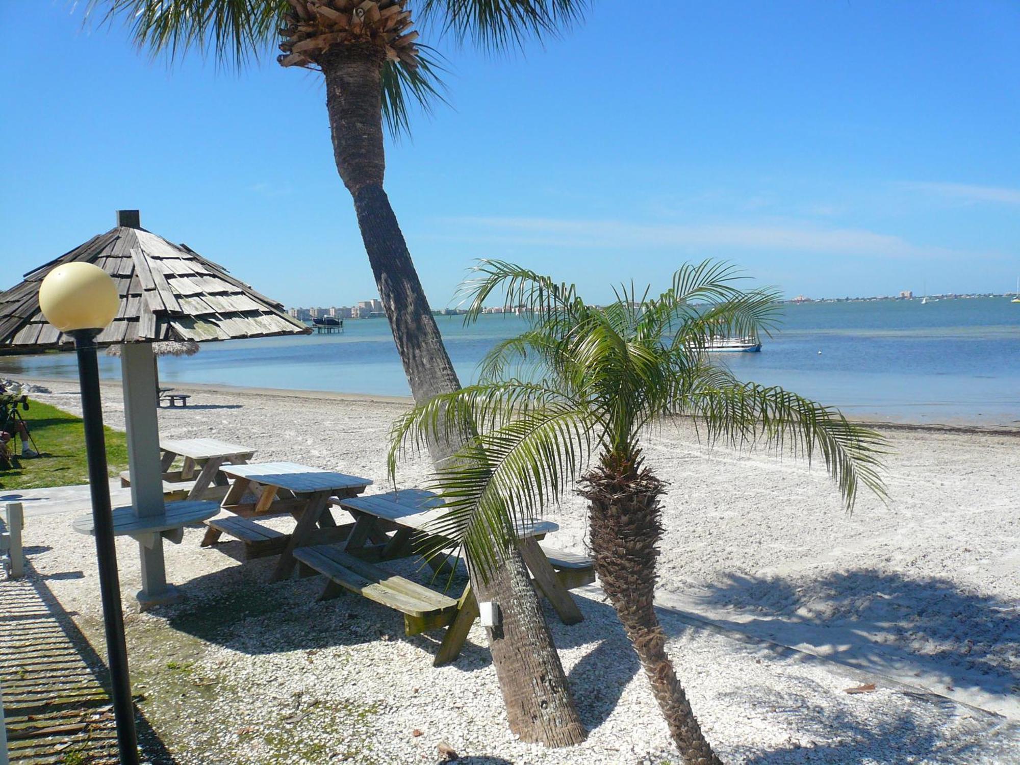Affordable Two Bedroom Tropical Condo - Private Beach, Pools, Hot Tub Sint-Petersburg Buitenkant foto
