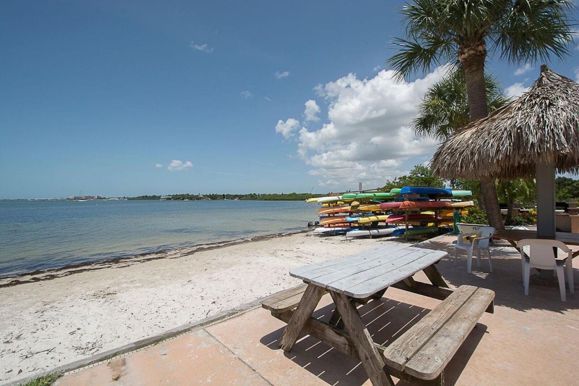 Affordable Two Bedroom Tropical Condo - Private Beach, Pools, Hot Tub Sint-Petersburg Buitenkant foto