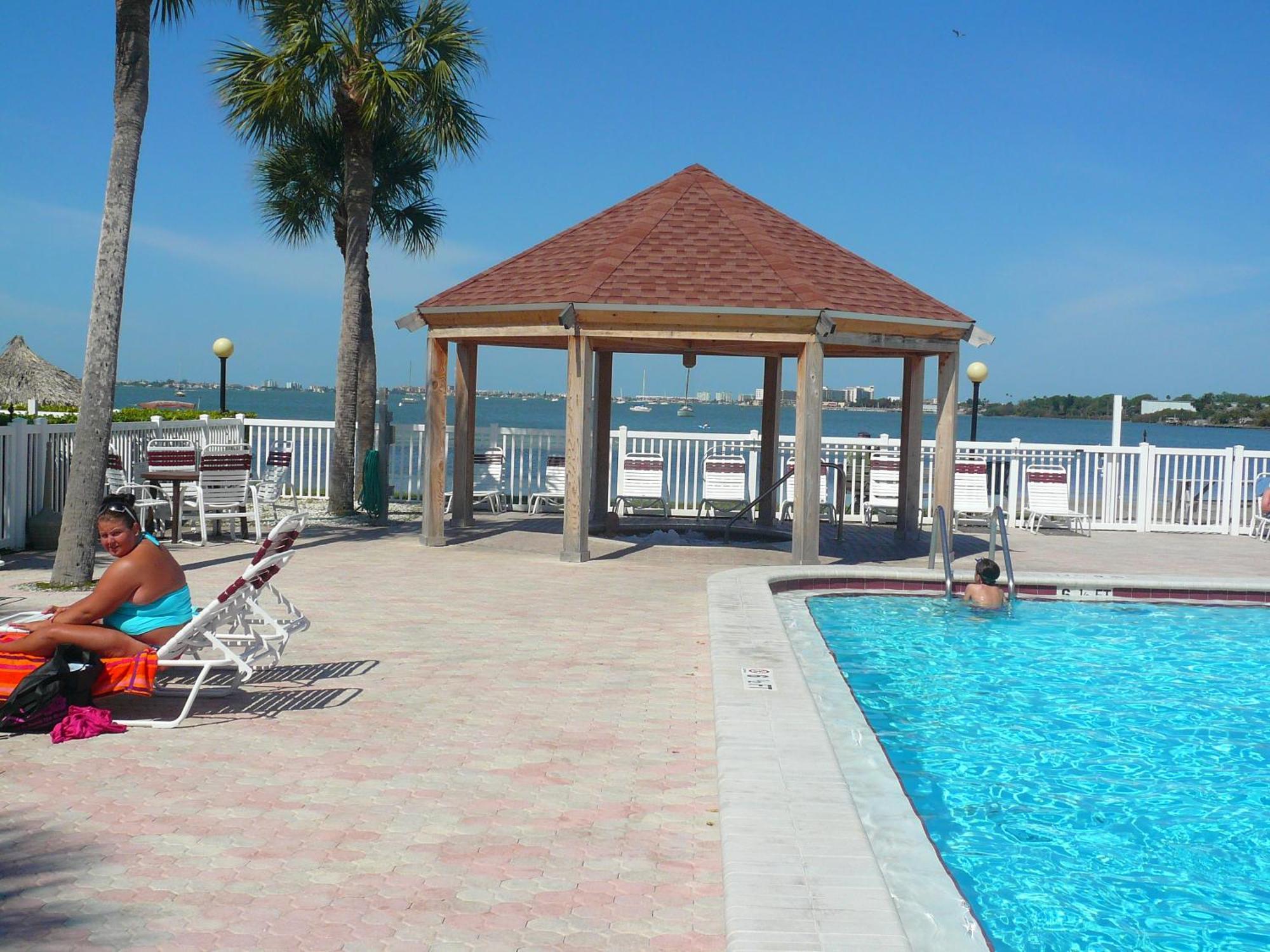 Affordable Two Bedroom Tropical Condo - Private Beach, Pools, Hot Tub Sint-Petersburg Buitenkant foto