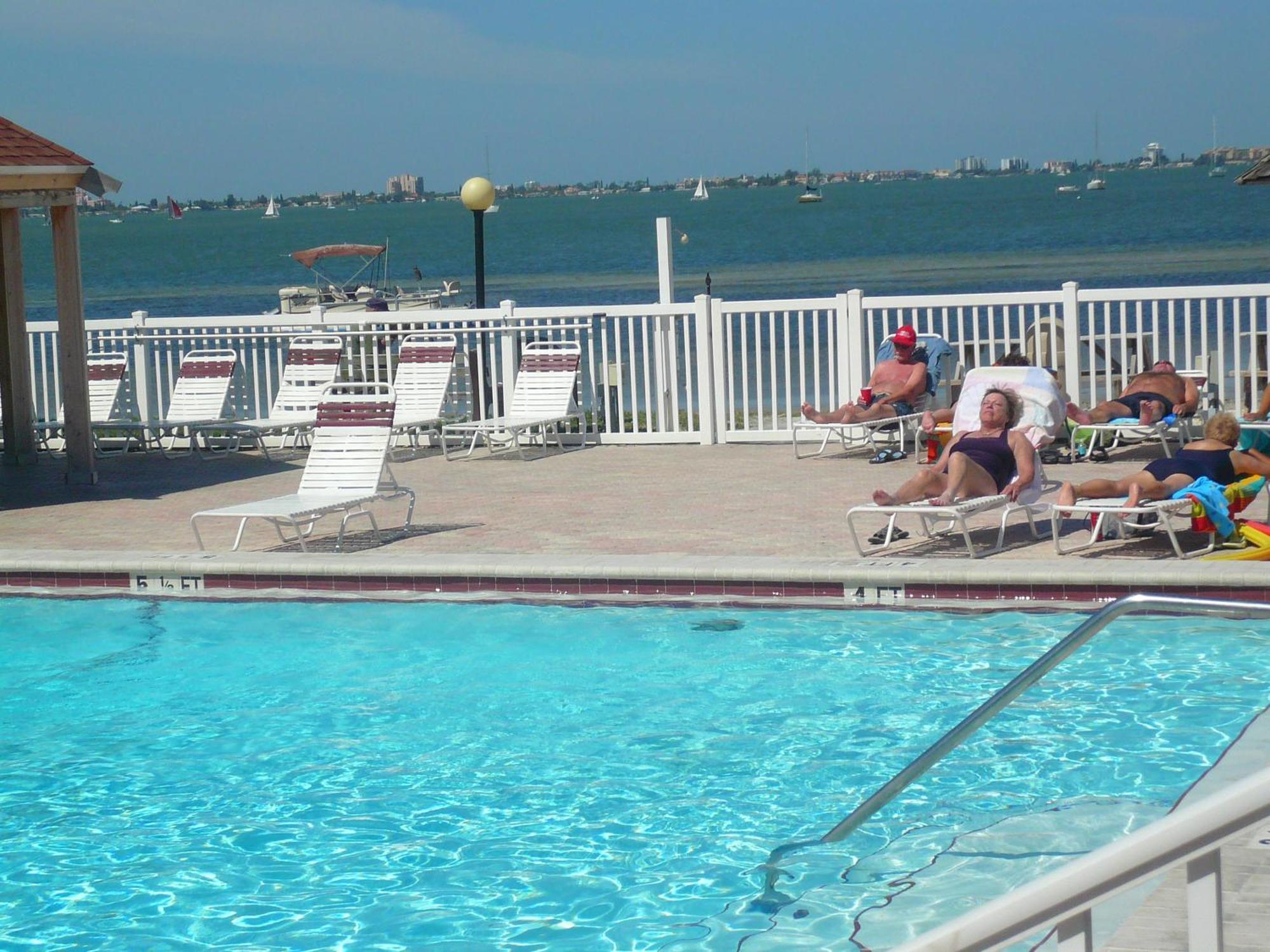 Affordable Two Bedroom Tropical Condo - Private Beach, Pools, Hot Tub Sint-Petersburg Buitenkant foto