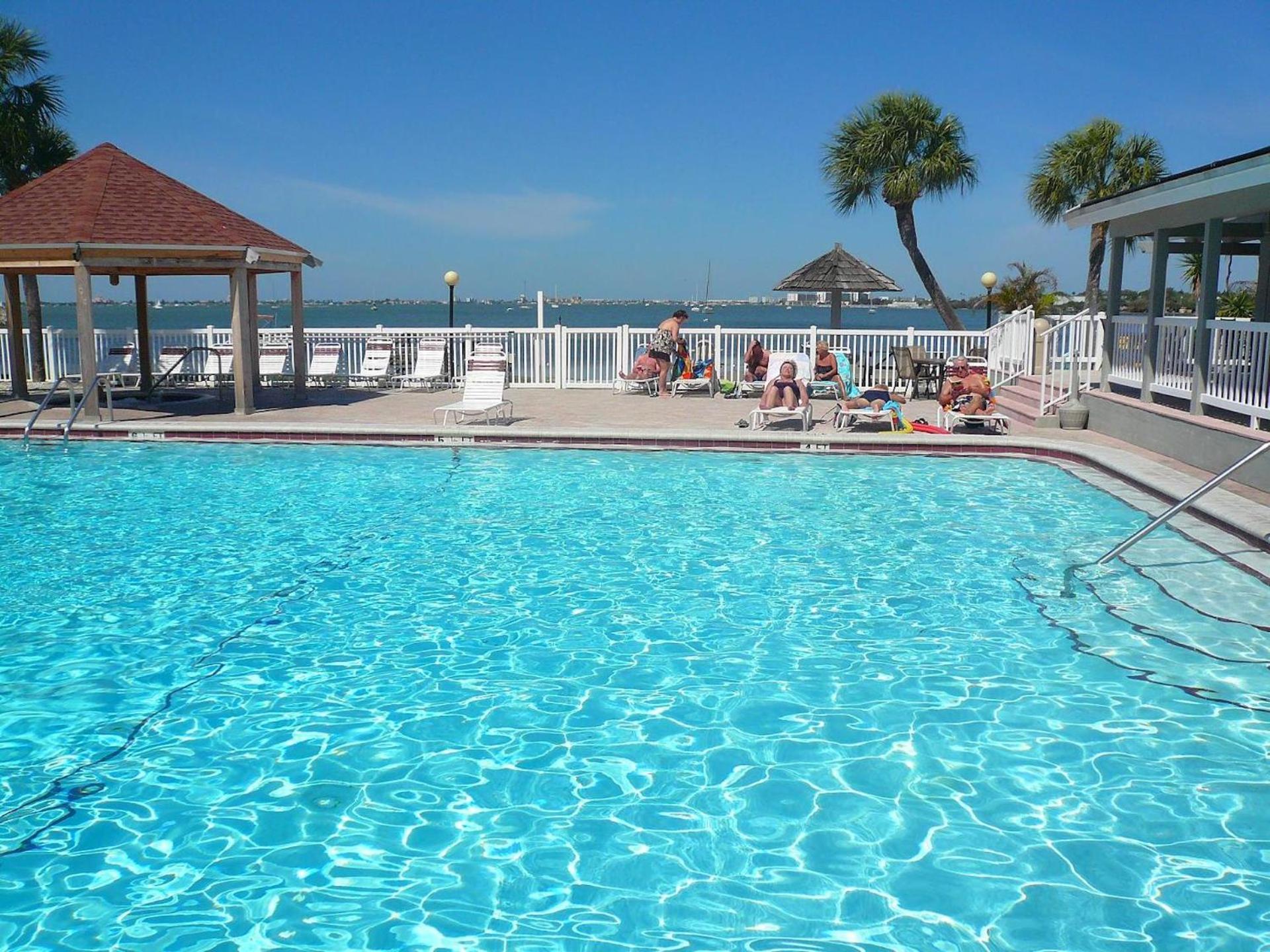 Affordable Two Bedroom Tropical Condo - Private Beach, Pools, Hot Tub Sint-Petersburg Buitenkant foto