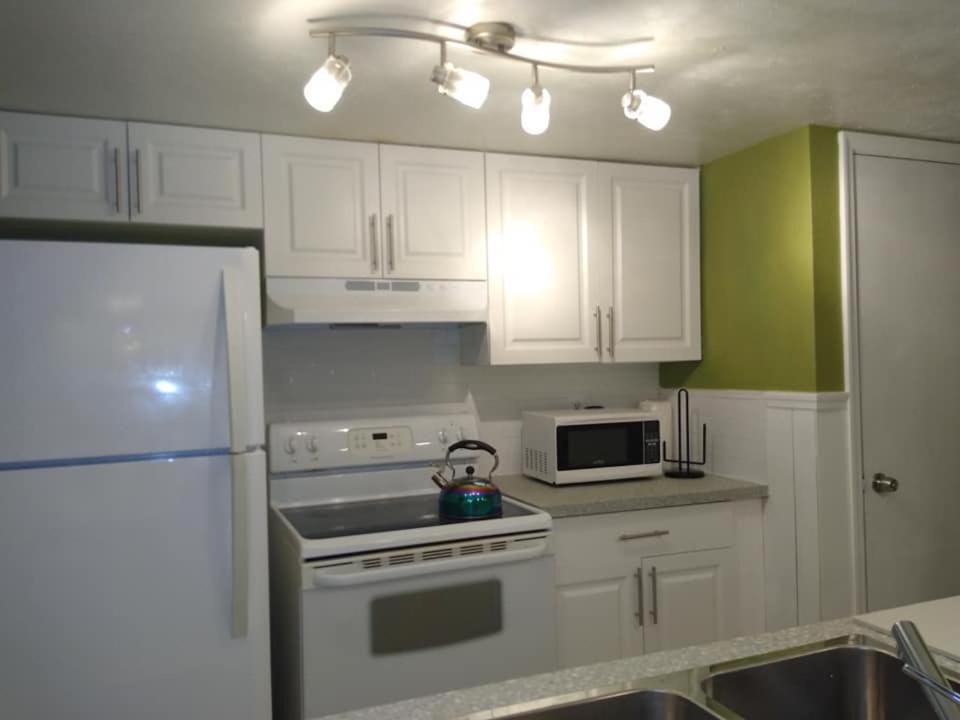 Affordable Two Bedroom Tropical Condo - Private Beach, Pools, Hot Tub Sint-Petersburg Buitenkant foto
