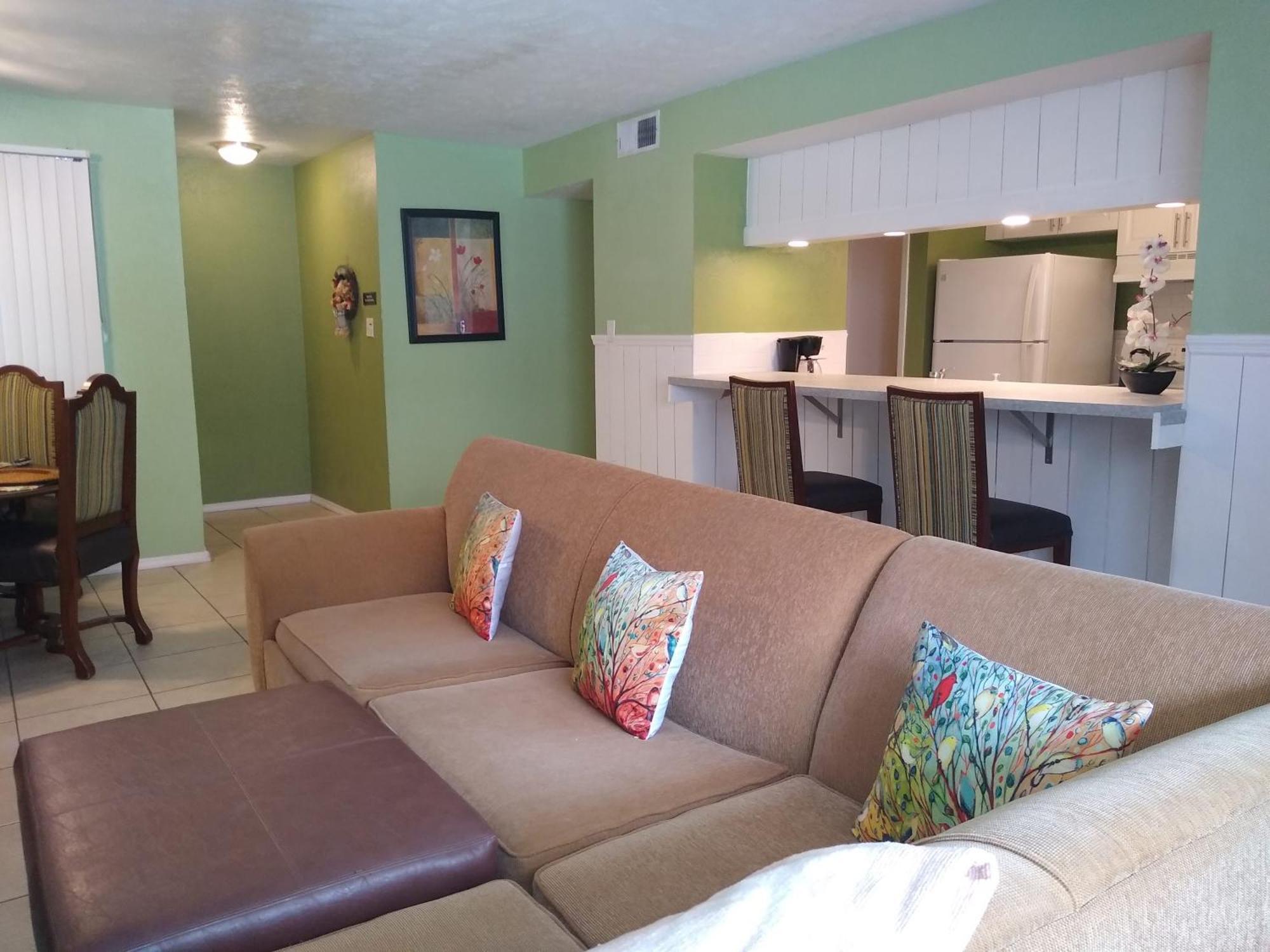 Affordable Two Bedroom Tropical Condo - Private Beach, Pools, Hot Tub Sint-Petersburg Buitenkant foto