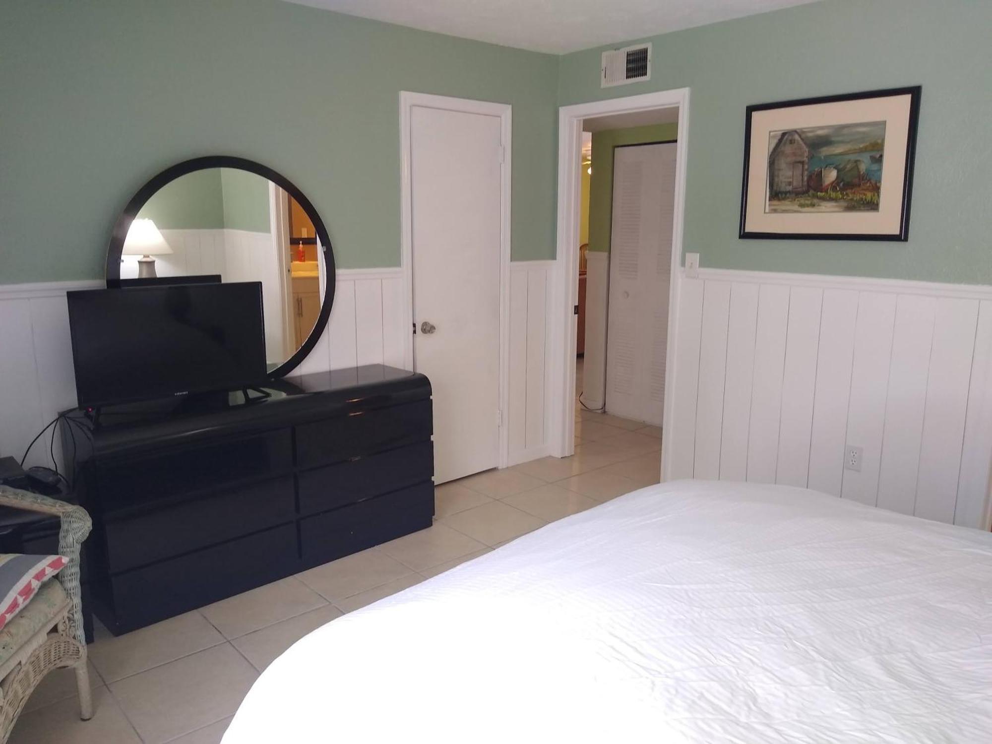 Affordable Two Bedroom Tropical Condo - Private Beach, Pools, Hot Tub Sint-Petersburg Buitenkant foto