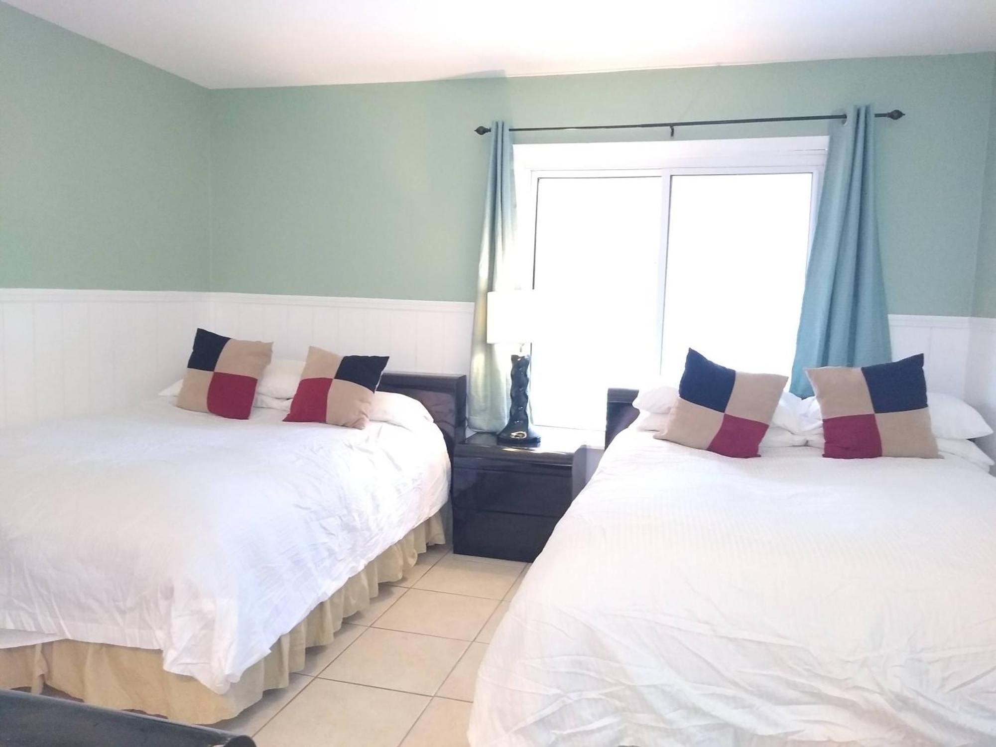 Affordable Two Bedroom Tropical Condo - Private Beach, Pools, Hot Tub Sint-Petersburg Buitenkant foto