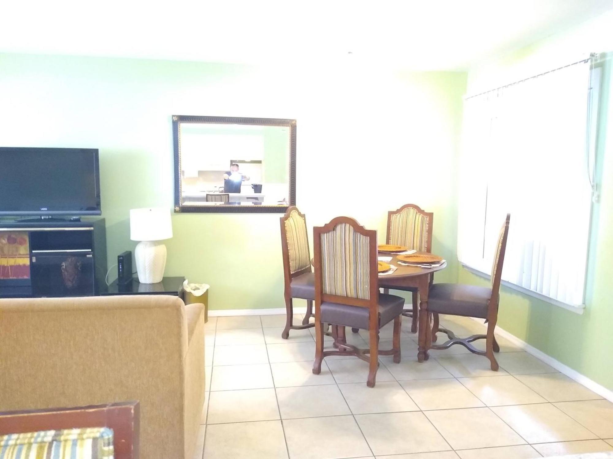 Affordable Two Bedroom Tropical Condo - Private Beach, Pools, Hot Tub Sint-Petersburg Buitenkant foto